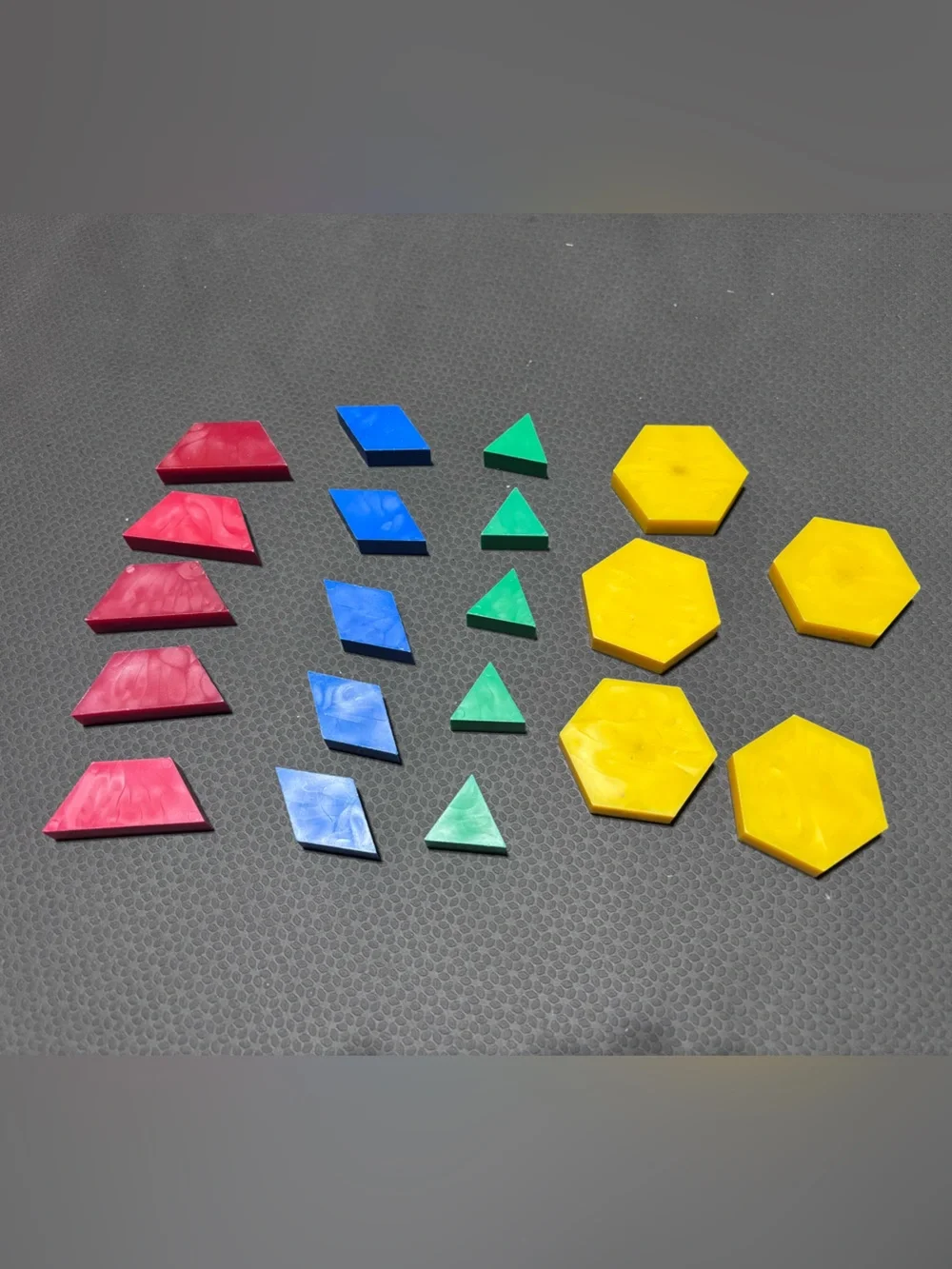 Geometric pattern tiles